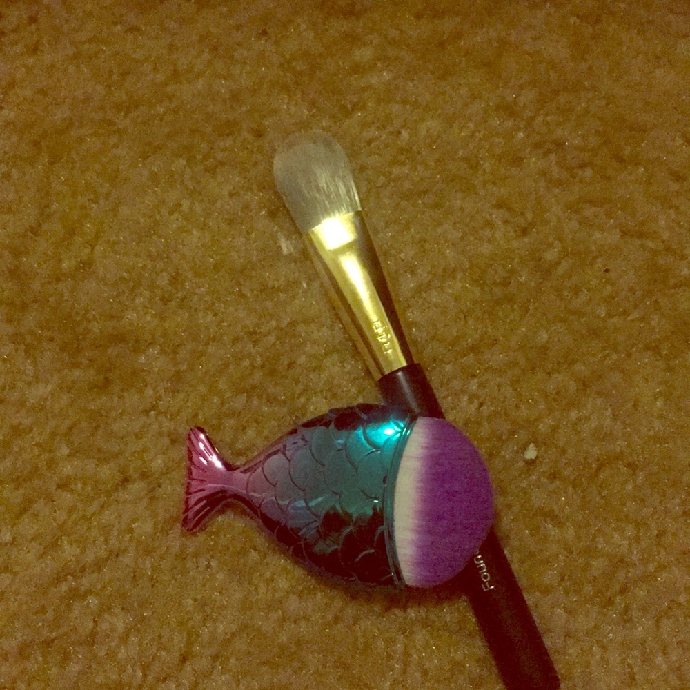 A eyeshadow brush and a blush/highlighter brush